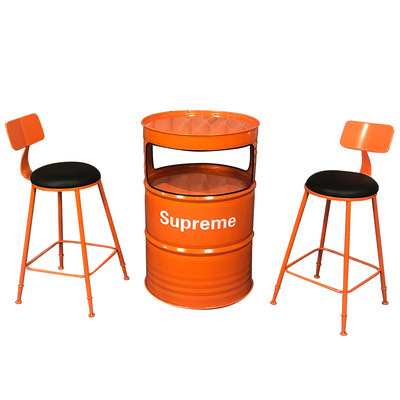 Une table et deux chaises (2)