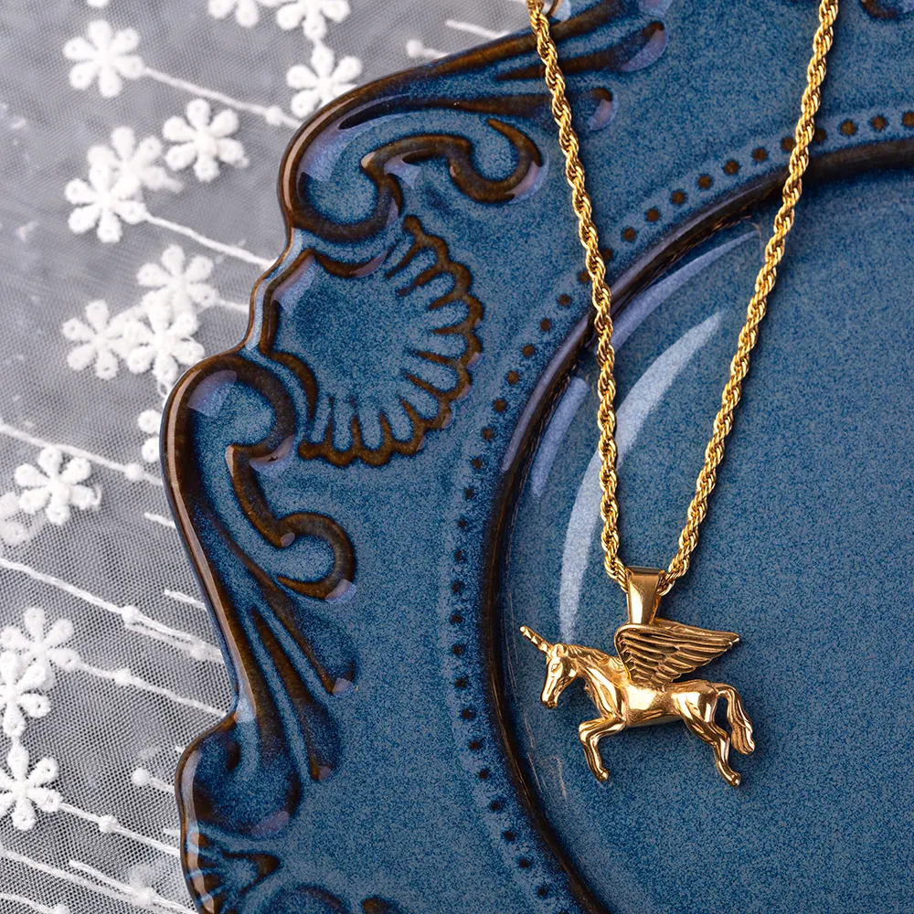 Fabricant de bijoux Bijoux personnalisés Ailes de cheval Couleur or Volant Courageux Horoscope Or 18K Collier pendentif en acier inoxydable