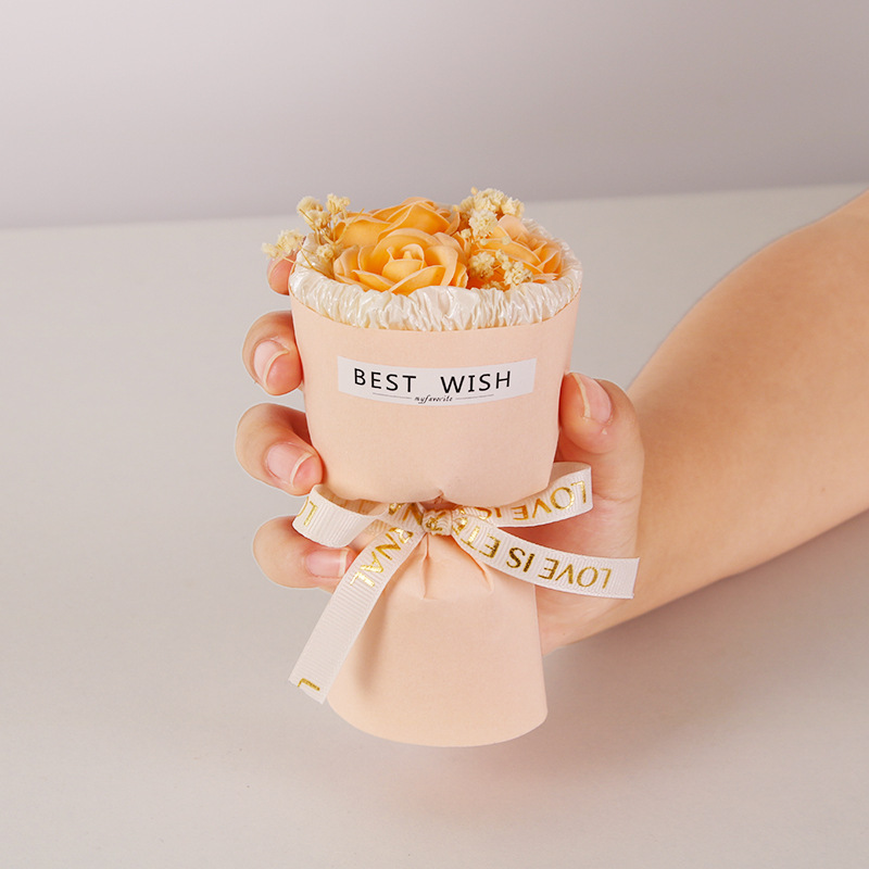 Mini bouquet of 3 champagne gold roses