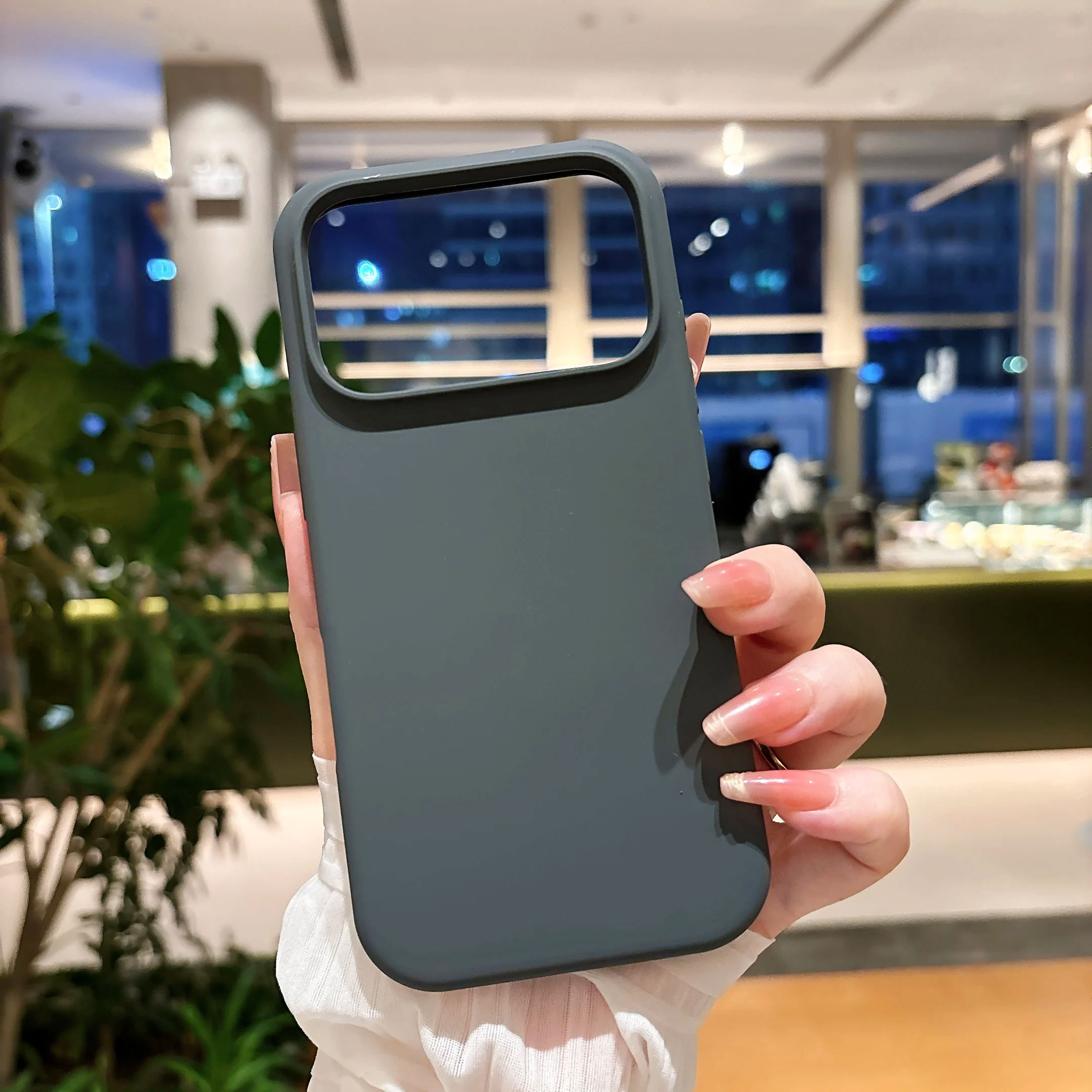 สีเทาเข้ม