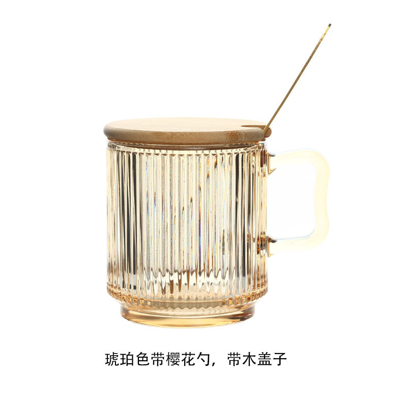 แก้วมีหูจับแนวตั้งสีเหลืองอำพัน พร้อมฝาและช้อน