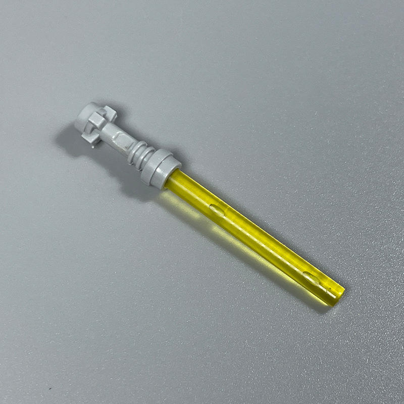 Sabre laser jaune transparent, poignée gris clair.