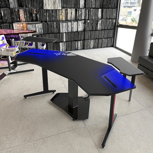Escritorio de juegos RGB profesional moderno de 1,8 m, mesa de ordenador personalizada con forma de ala grande con bandeja de teclado LED, Material de Metal - Product Image 1