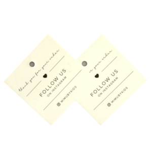 Etiquetas colgantes personalizadas de lujo con logotipo Diseño e impresión Etiqueta colgante de papel de ropa de moda Etiqueta oscilante de ropa en relieve con cuerda