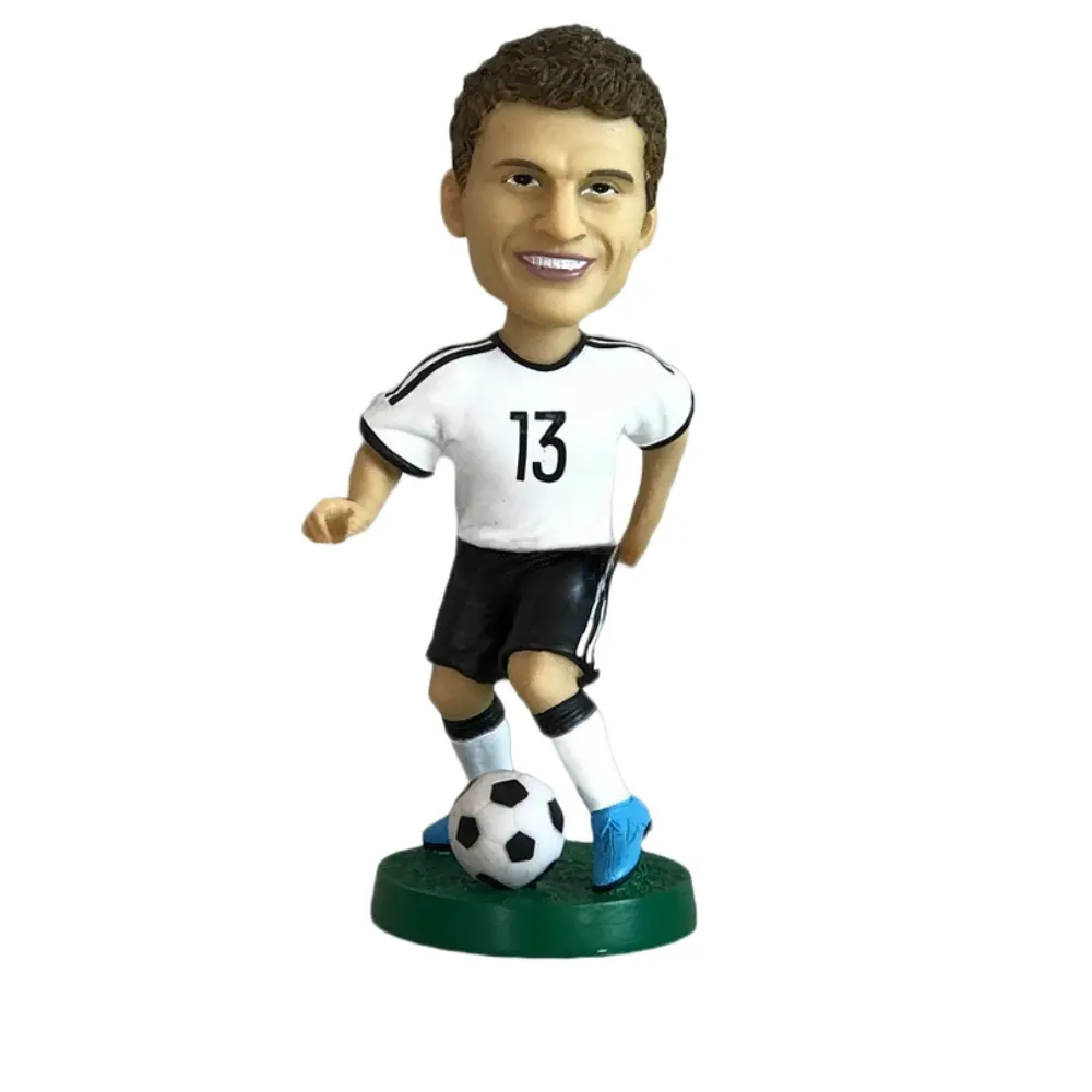 卸売ギフトカスタムサッカー選手置物樹脂3Dサッカー選手スーパースターボブルヘッド人形おもちゃフィギュア像