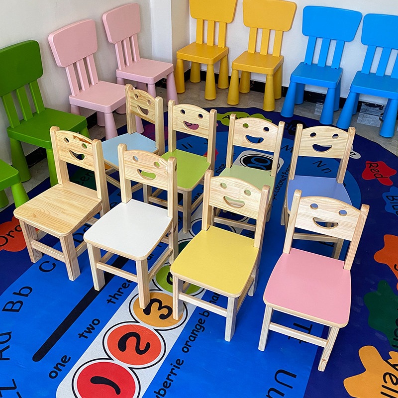 Chaises smiley colorées (28 places, hauteur 30*30*50cm)