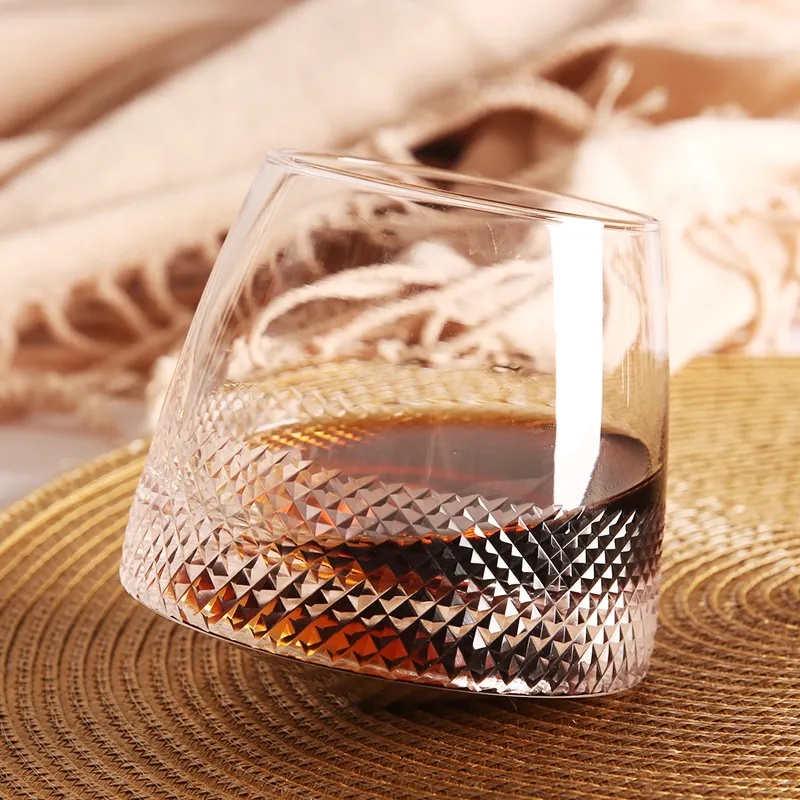 Nuovi arrivi rolling whisky glass shaker intagliato a mano high end whisky Glass raffreddamento rapido vino brandy Cup logo personalizzato design