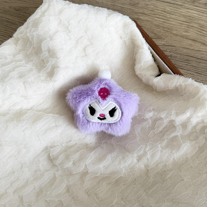 Kuromi tiene una pelota blanca.