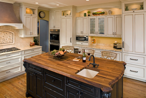 Nhà Bếp Cổ Sang Trọng Với Tủ Gỗ Rắn Màu Trắng Đảo Lớn Và Tủ Ở Khắp Mọi Nơi - Product Image 3