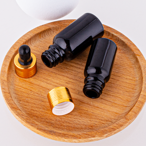 Venta al por mayor de fábrica 10ml 15ml 30ml 50ml 100mL botella de vidrio con gotas de aceite esencial negro brillante con tapa dorada botella vacía de suero - Product Image 4