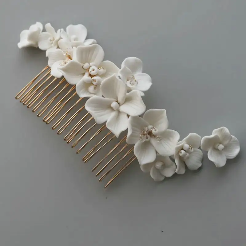 Pettine per capelli da sposa con fiore in ceramica bianca elegante fatto a mano perline di cristallo semplici accessori per capelli da sposa all'ingrosso