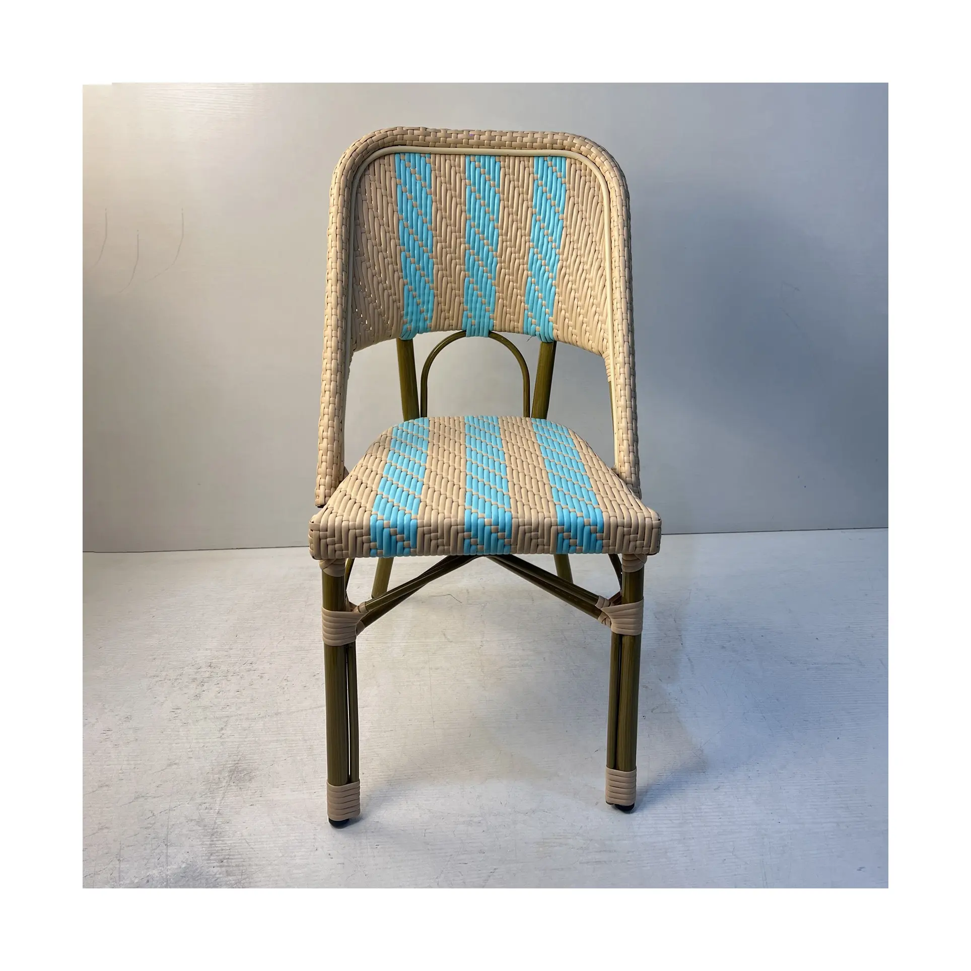 Cadeira Mojia tecido para todos os climas, estrutura de alumínio estilo bambu falso, assento de vime para bistrô francês, cor cáqui azul