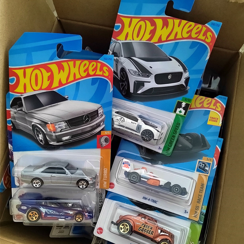 A box containing 72 car models, distributed randomly