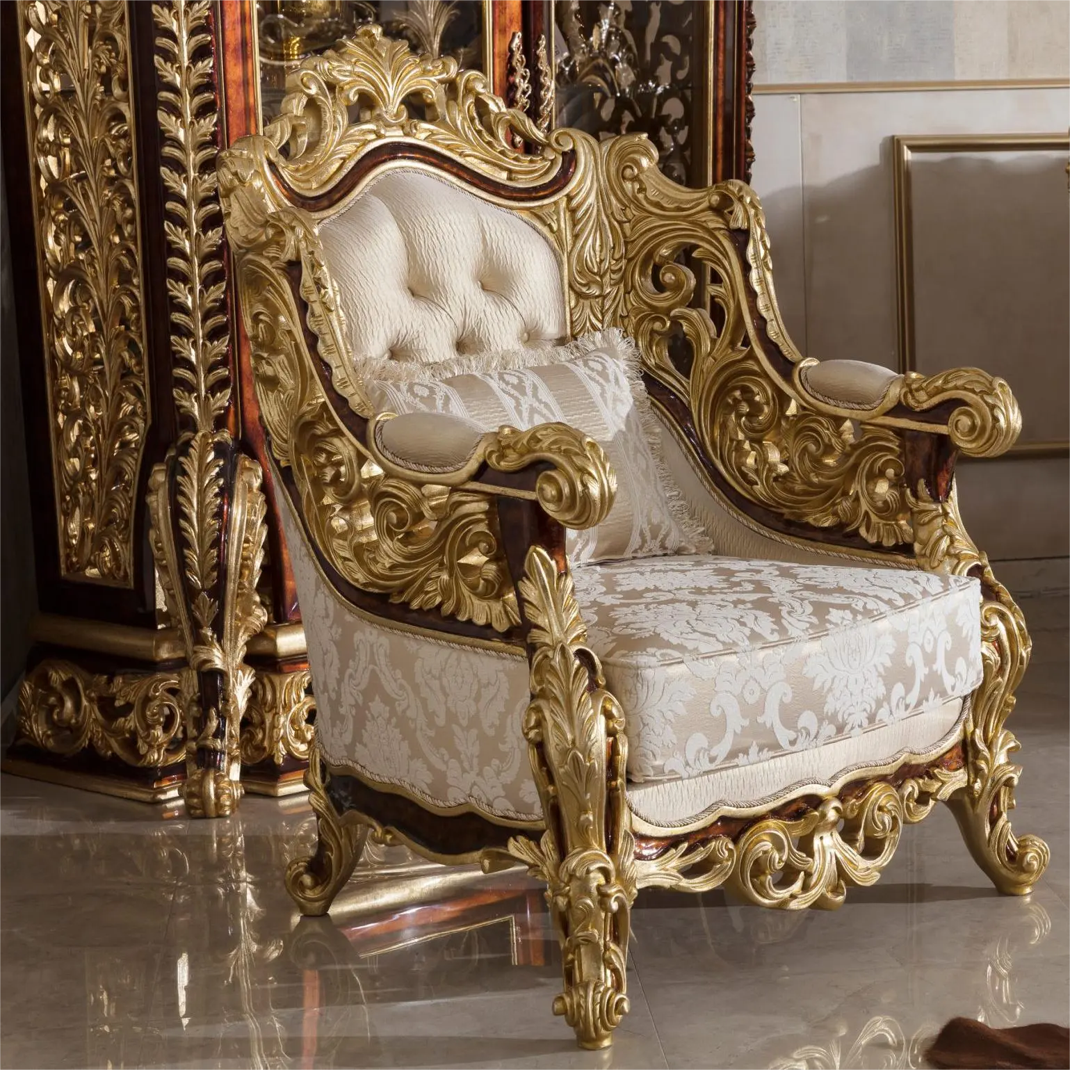 Mobili da soggiorno dal Design classico in stile reale europeo 100% poltrona in tessuto personalizzata con finitura in lamina d'oro intagliata a mano
