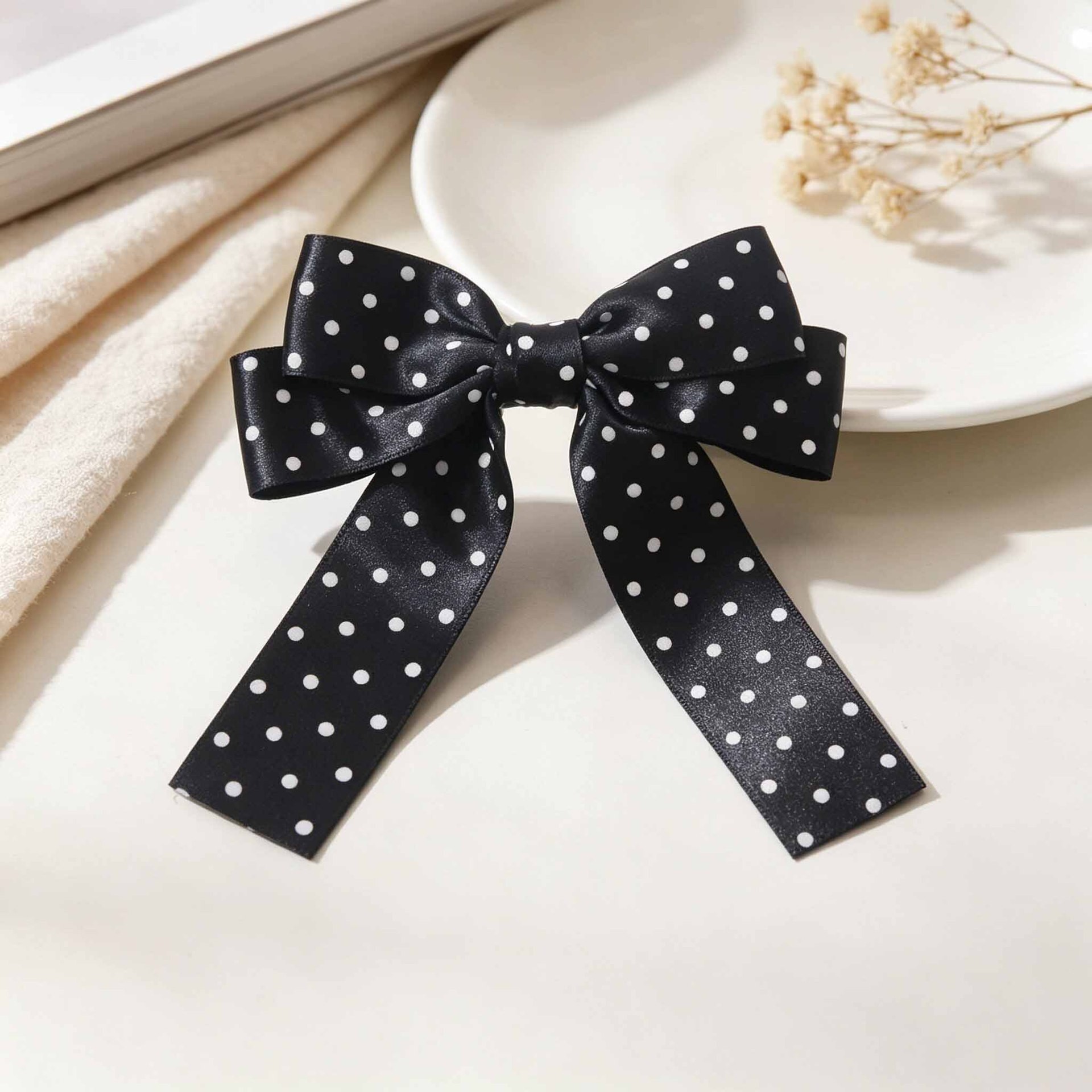 Barrette à cheveux avec nœud à pois noirs