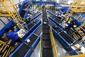 Clasificador automático Logística Almacén Equipo de clasificación lineal de banda estrecha para uso de paquetes