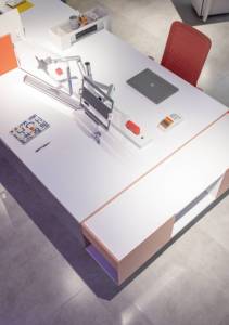 2025 El mejor escritorio fijo de oficina con particiones Estación de trabajo para varias personas Cajones personalizables para empresas grandes y pequeñas - Product Image 3