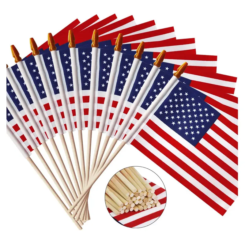 En stock, agitant à la main de petits drapeaux américains sur un bâton le 4 juillet, drapeaux américains pour l'extérieur, vacances patriotiques, cour, patio