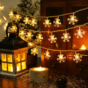 Cadena de luces LED de copo de nieve, decoraciones impermeables para árboles de Navidad con diseño de escena estrellada, iluminación intermitente, colgantes de copos de nieve - Product Image 1