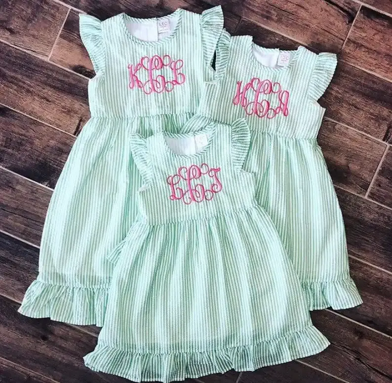 Vestito da bambino personalizzato a righe per le vacanze con volant Seersucker per ragazze con monogramma