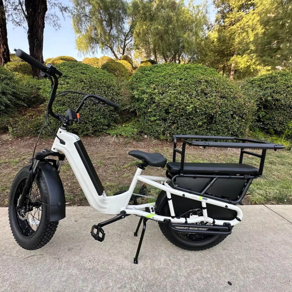 Vélo électrique blanc avec coussin de siège arrière, barres de sécurité, repose-pieds