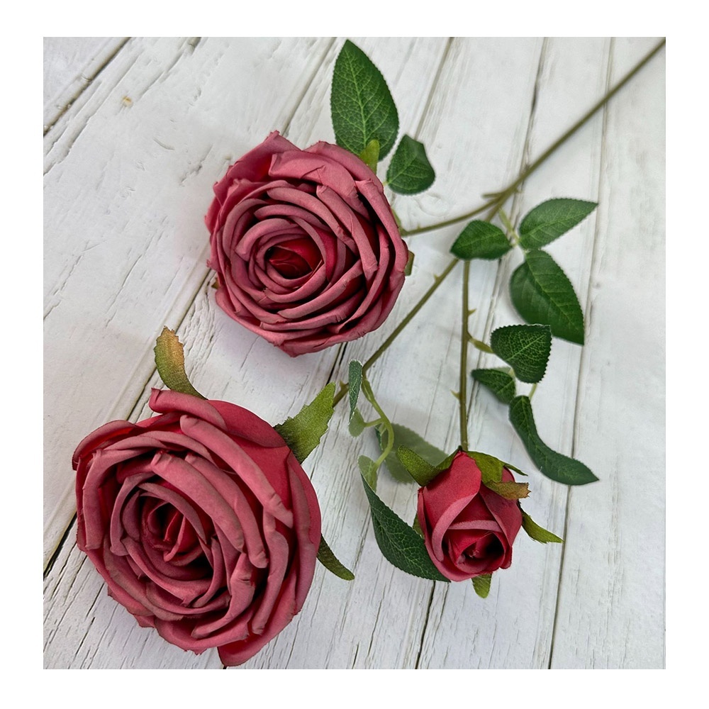 3 teste di rosa color rosso vino