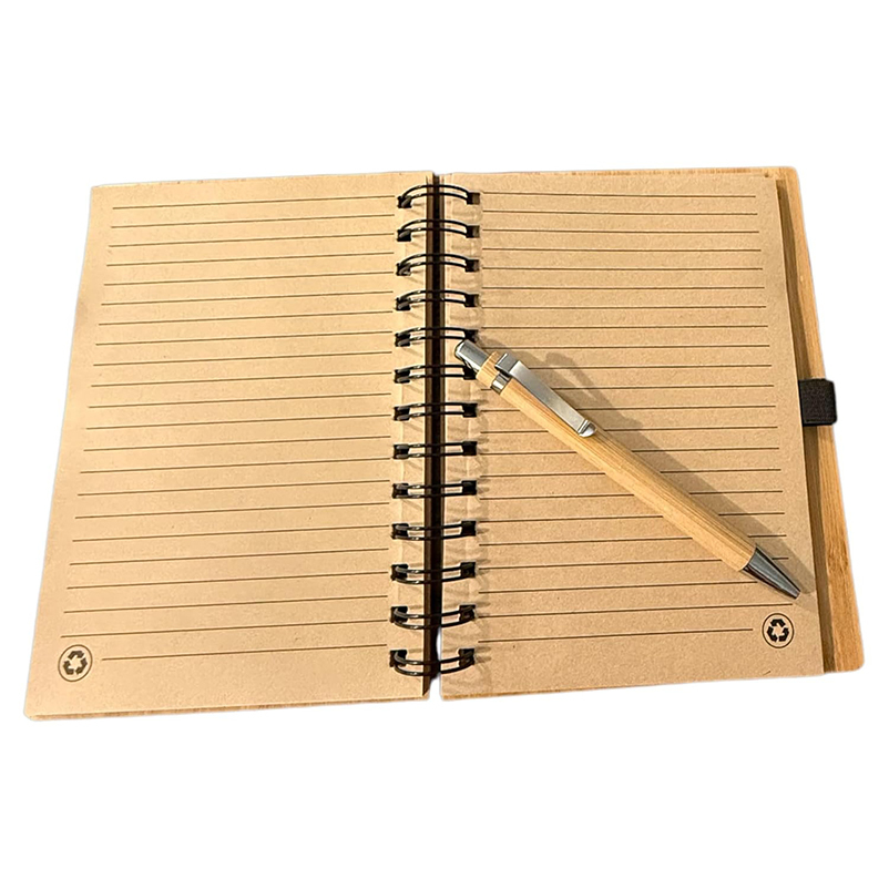 Avec un stylo en bambou