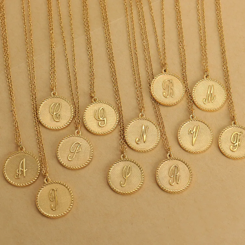 Collana con ciondolo a cerchio con 16 lettere in oro Vintage collana con ciondolo rotondo in acciaio inossidabile placcato oro 18 carati con lettera iniziale inglese antica