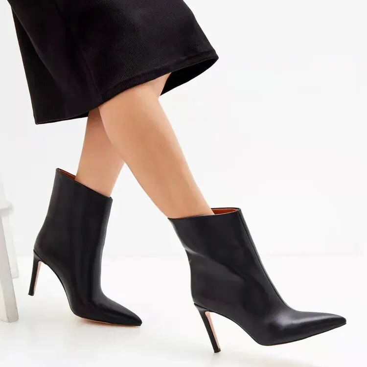फ़ैक्टरी नई शीतकालीन शरद ऋतु काले स्टिलेट्टो जूते कस्टम चमड़े के नुकीले पैर की अंगुली वाली महिला जूते ऊँची एड़ी के टखने के जूते महिला पीयू रबर