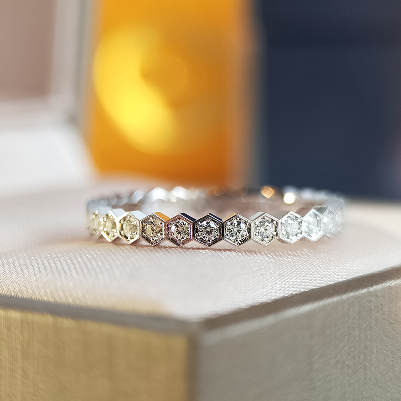 F625 White Gold Round Diamond