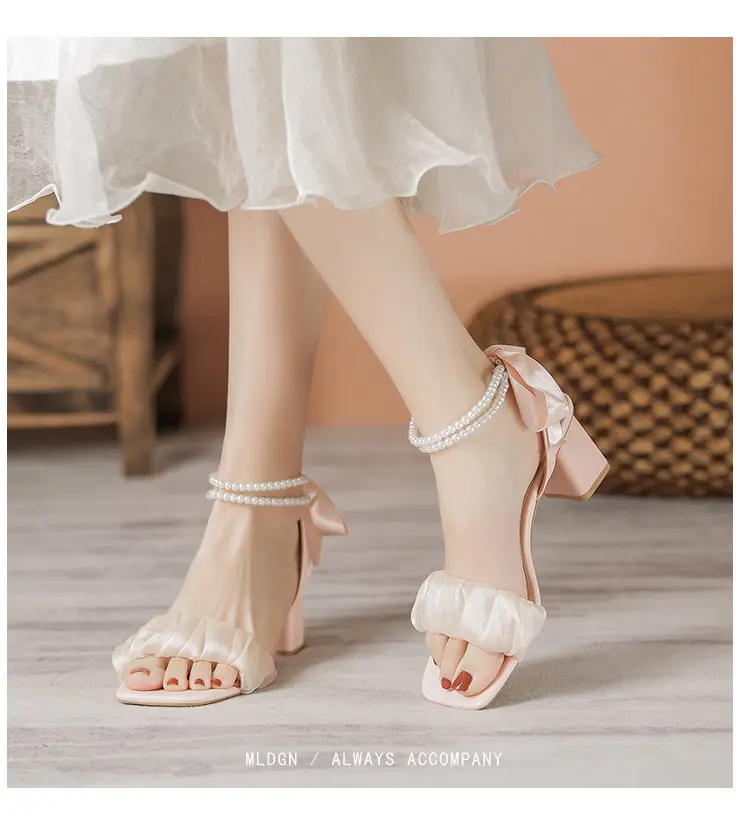 Sandalias de tacón blanco de estilo lujoso con cordones de cuero real para boda, sandalias con correa de tobillo trenzada con diseño de tiras extraño y característica iluminada