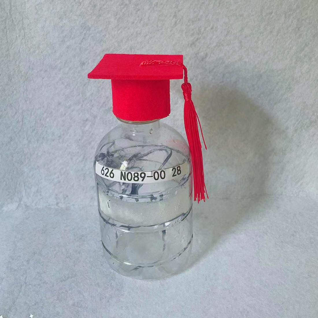 Gorro doctoral rojo con borlas rojas.