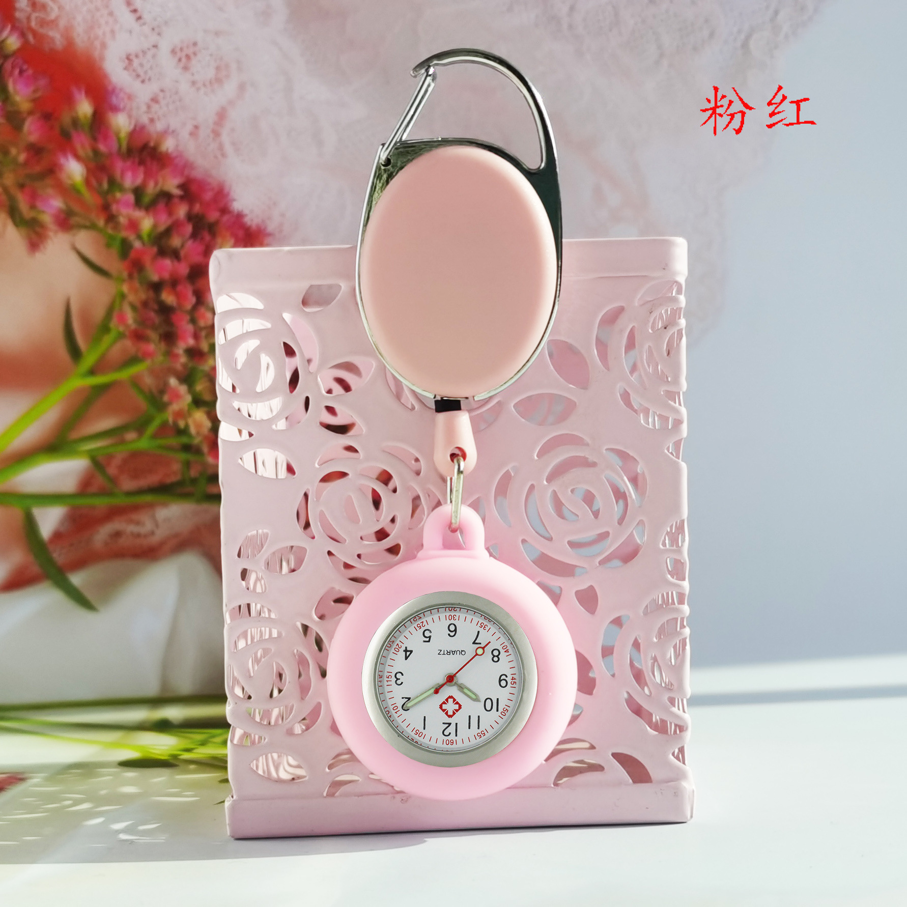 Porte-clés rose avec clip arrière, manchon rose extensible.