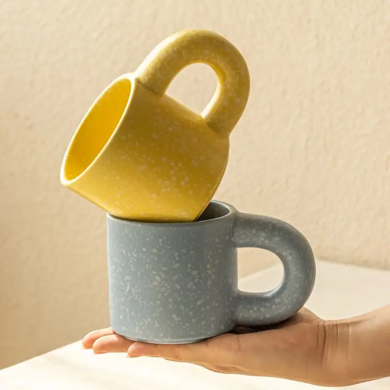 Manico grasso all'ingrosso in ceramica tazza smaltata maculata punto nordico tè in ceramica opaca tazza da caffè con manico rotondo spesso