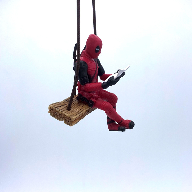 Colgante de espejo retrovisor de Deadpool leyendo un libro