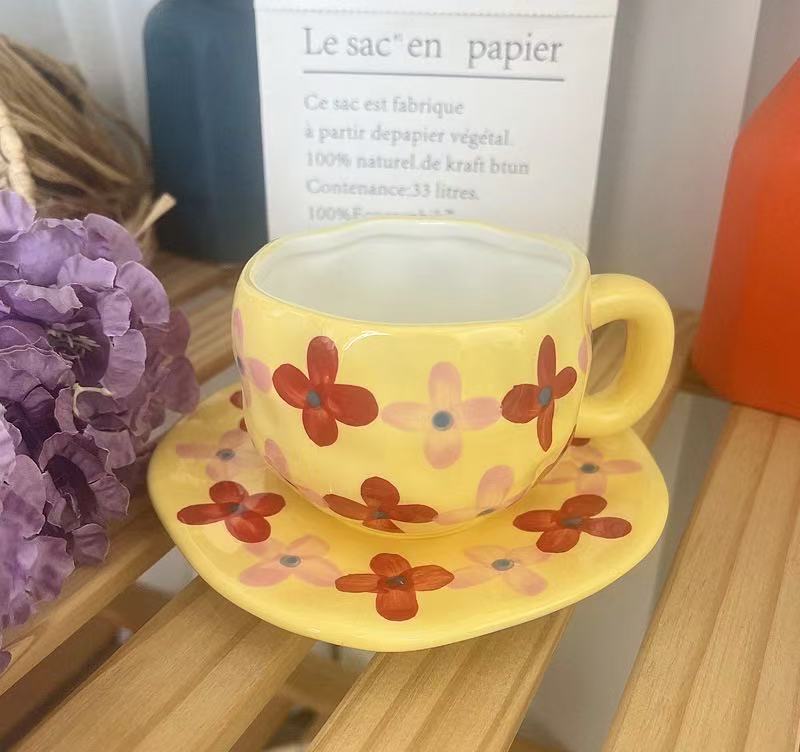 Base jaune et fleur rouge