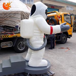 Tượng phi hành gia phát sáng bằng sợi thủy tinh, vật trang trí kiểu công nghệ hiện đại cho khu vực check-in trong trung tâm thương mại, thiết kế trang trí chủ đề công viên giải trí - Product Image 3