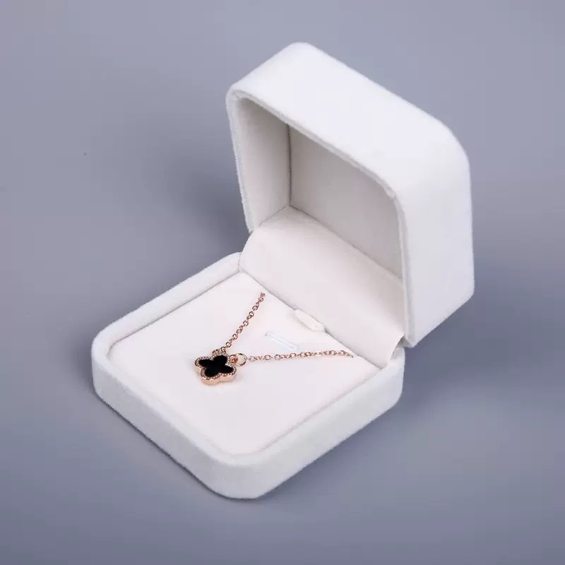 scatola per collana bianca