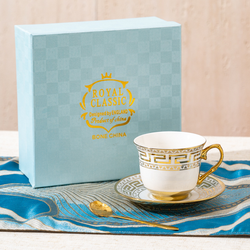 Coffret cadeau : soucoupe de bon augure (1 tasse), cuillère dorée.