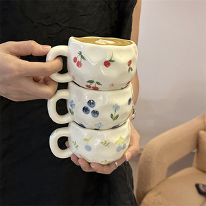 新款Products2025Hand-Painted小花陶瓷咖啡杯和茶碟新颖设计，带托盘不规则下午茶杯套装