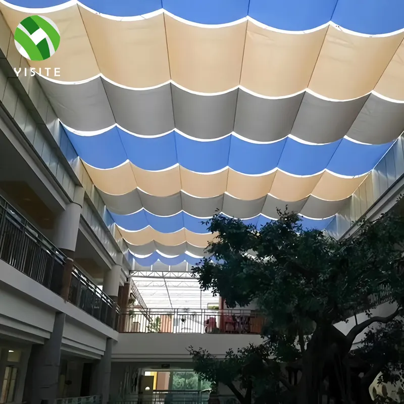 Tende da soffitto elettriche FCS realizzate con parasole ventilato in tessuto solare ignifugo e scenario trasparente