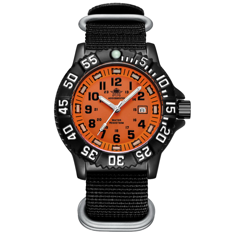 Cadran orange, bracelet en nylon noir, index blancs.
