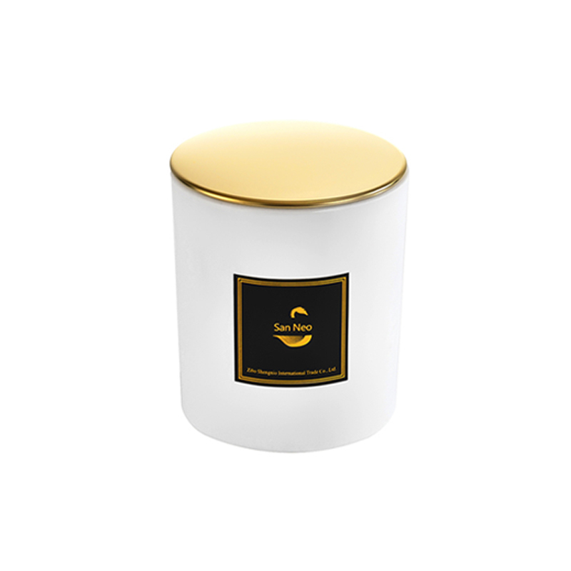 Blanco con tapa de metal dorado.