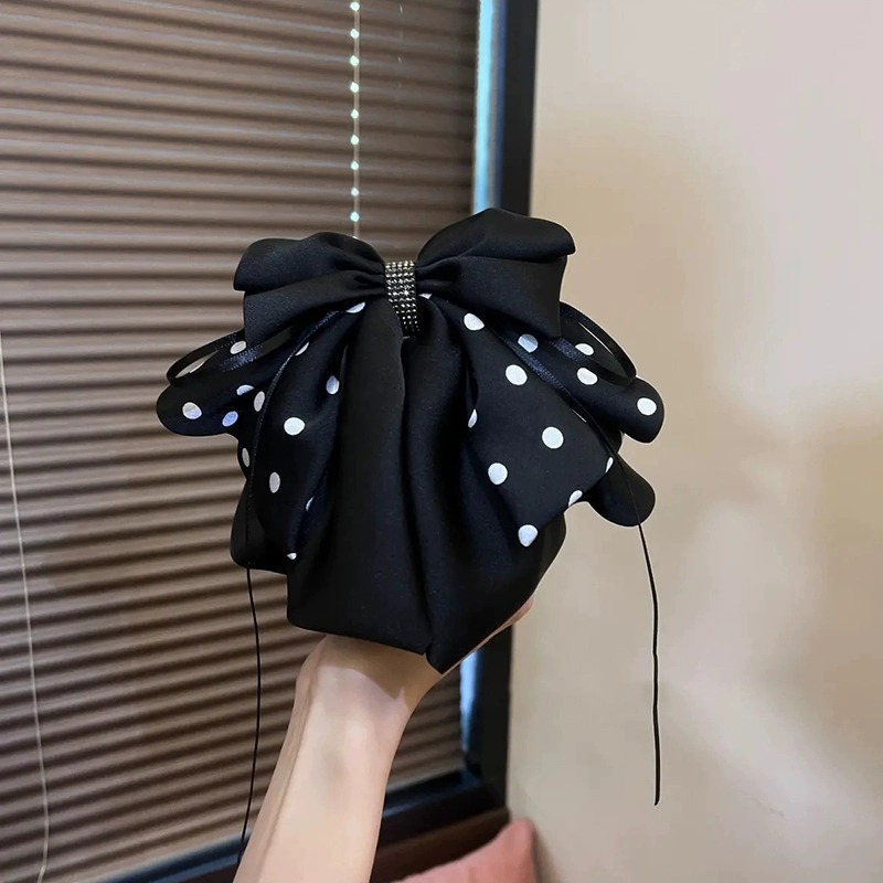 pince à cheval à pois noirs
