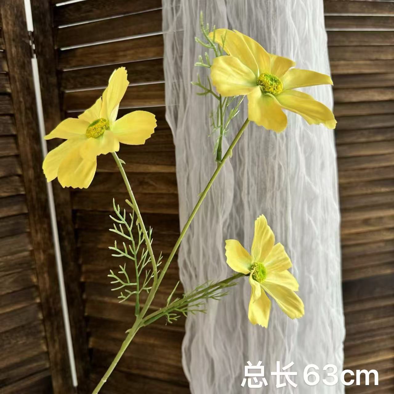 Yellow three-headed gesang flower