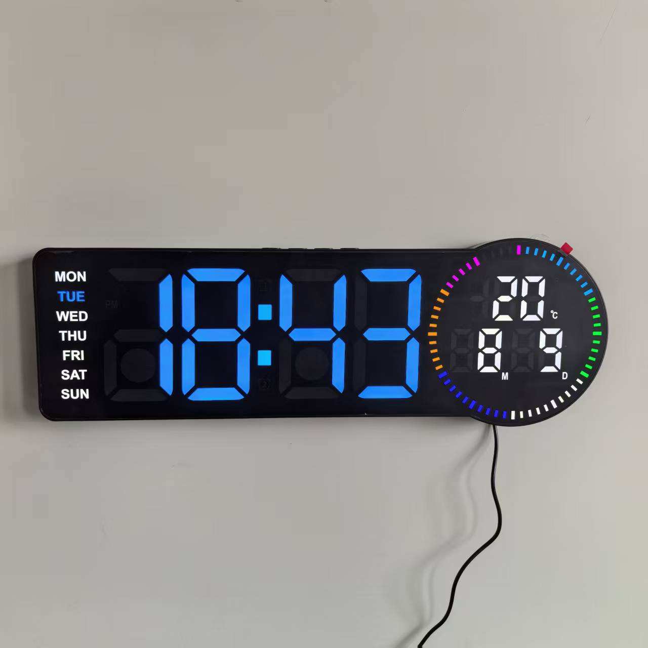 Carcasa negra con luz azul.