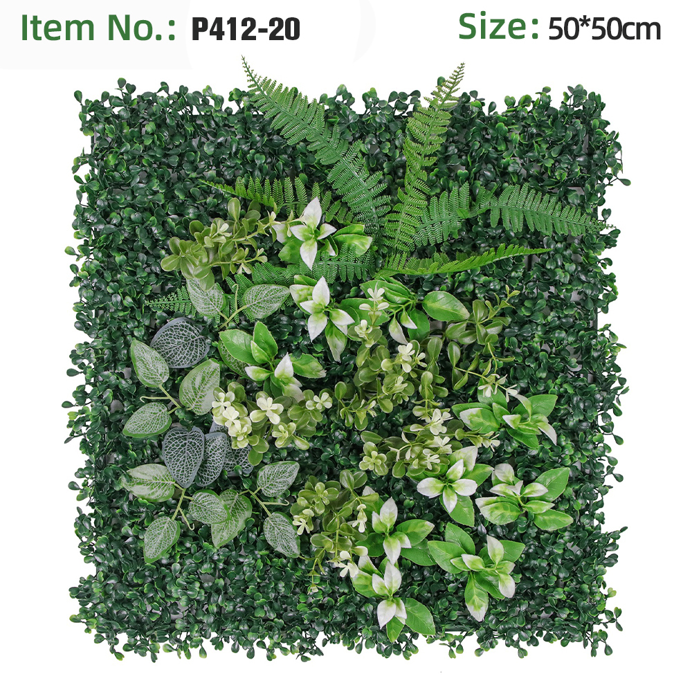 Panneau mural vert avec fougère à feuilles variegées et fleurs blanches