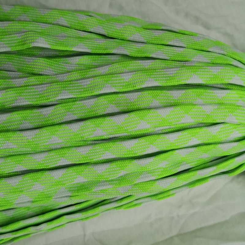 Verde claro con detalles en blanco.