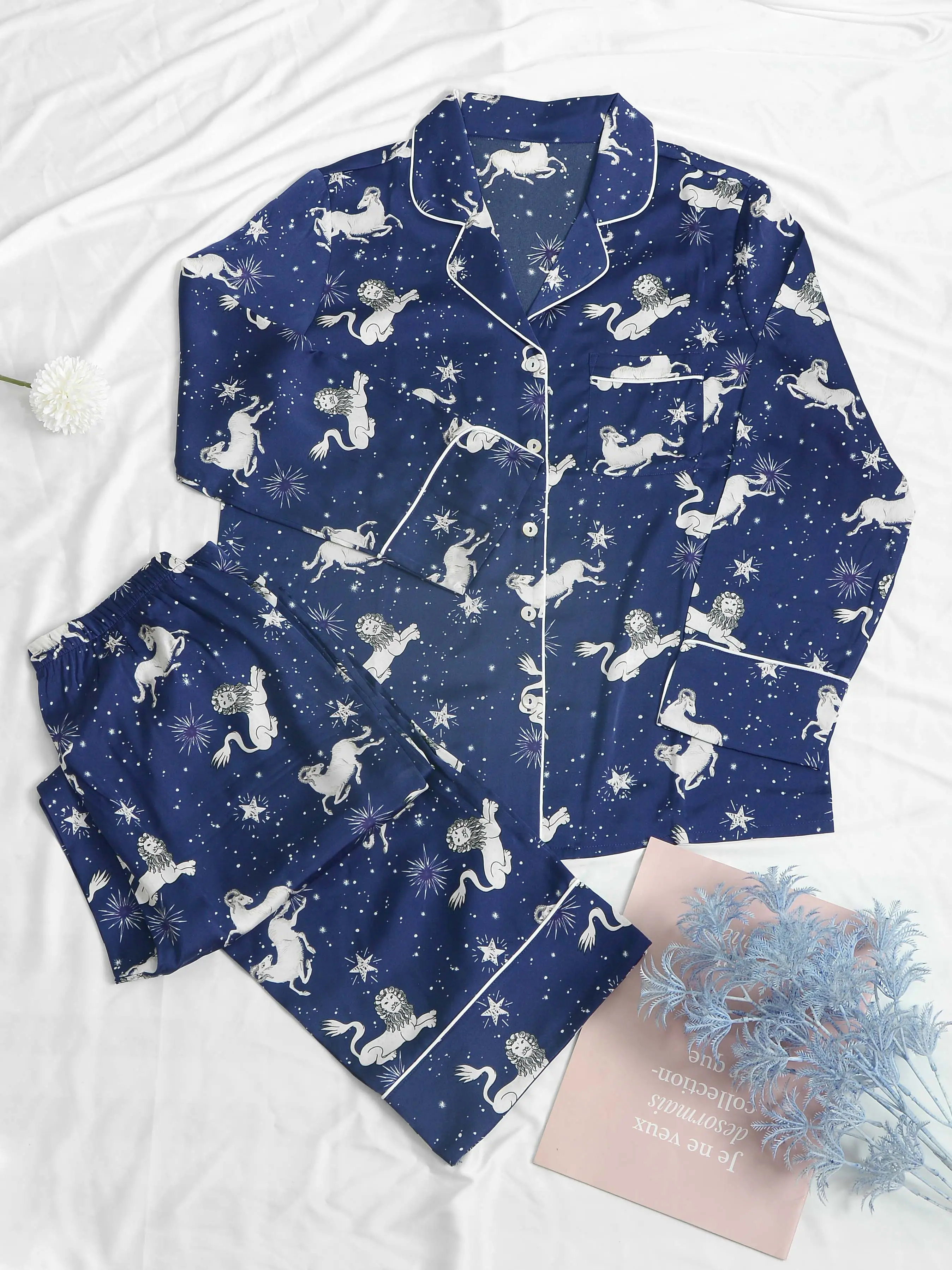 Conjunto de pijamas de satén para mujer a la moda en stock pijamas de seda de hielo de satén para mujer Pijamas finos de manga larga con estampado para mujer