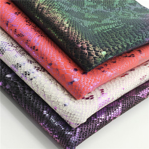 Colores Shimmer serpiente piel de pitón 0,9mm en relieve sintético Artificial metálico PU tela de cuero para bolsos hacer billetera